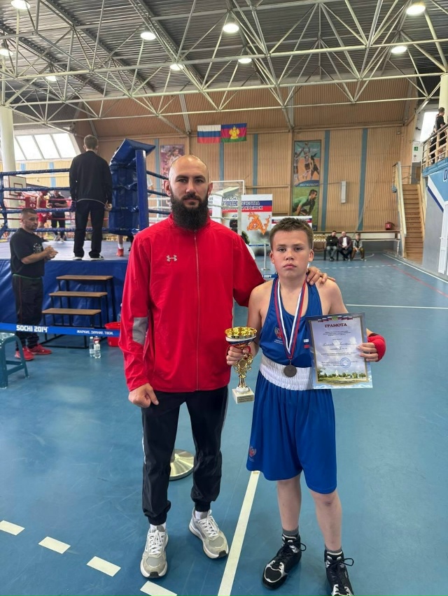 Бокс- это не про драку - это про характер .
Бокс учит не б...