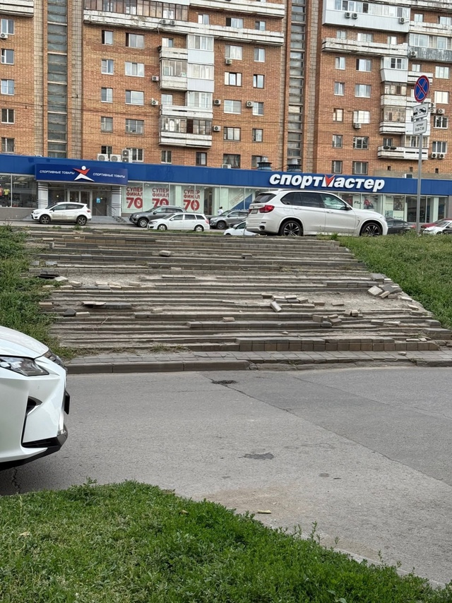 Разрушенная лестница на проспекте Ленина. И это на гос?...
