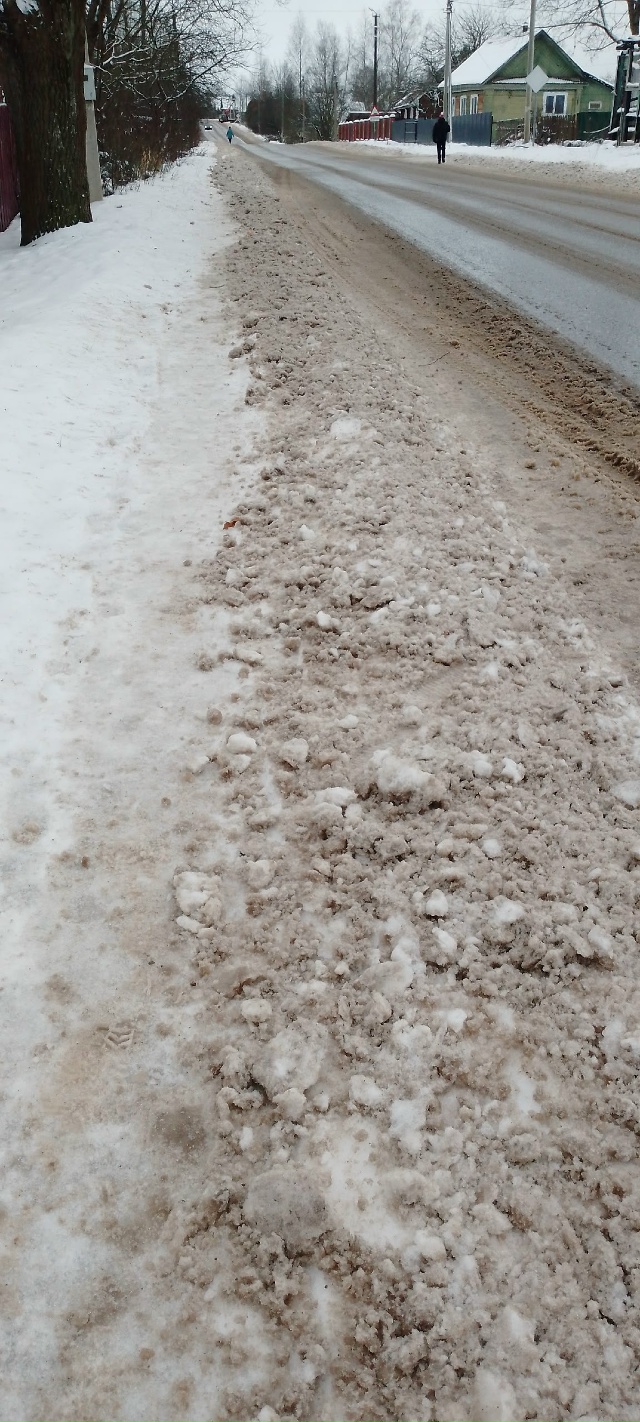 В Окуловке тротуаров для пешеходов почти нет, а те что ?...