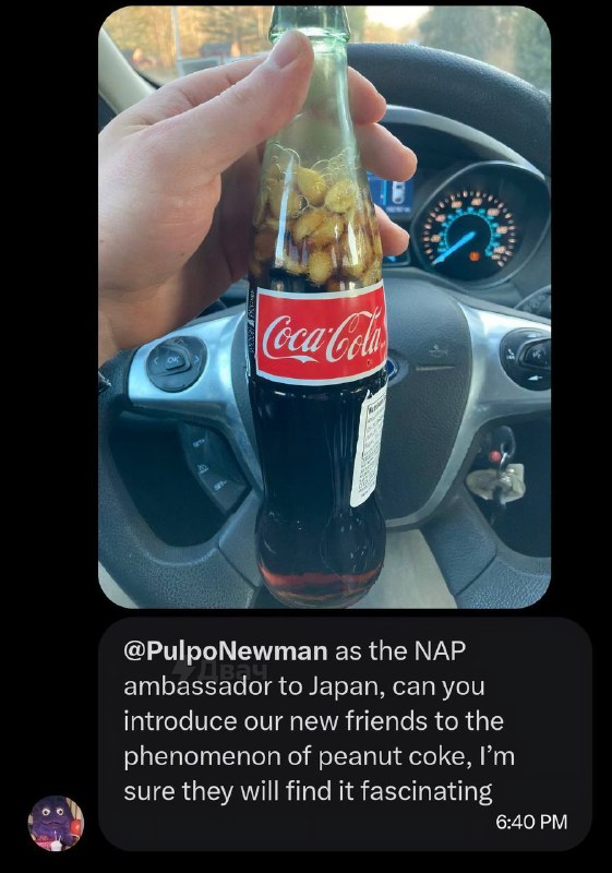 В японском интернете все начали массово пить колу с солёным арахисом — орехи засыпают прямо в бутылк