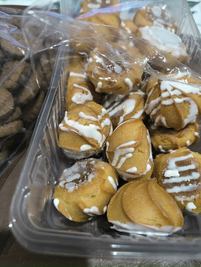 Утро начинается с хорошего кофе и профитроли с плесень...