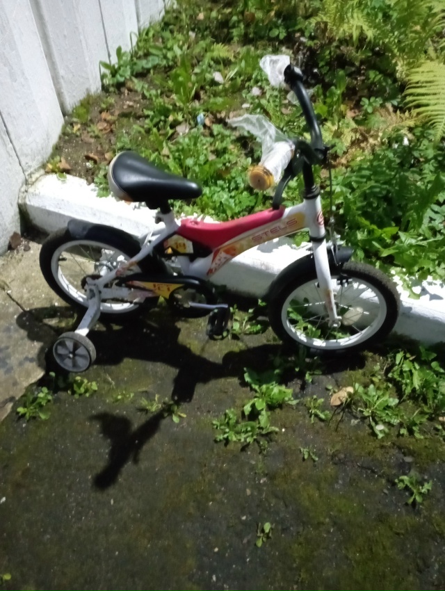 Чья потеряшка детский велосипед оставлен у Колледжа о?...