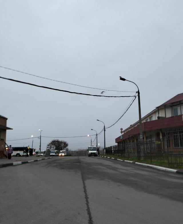 Рижское ш, 4. На территории автовокзала не работают фон?...