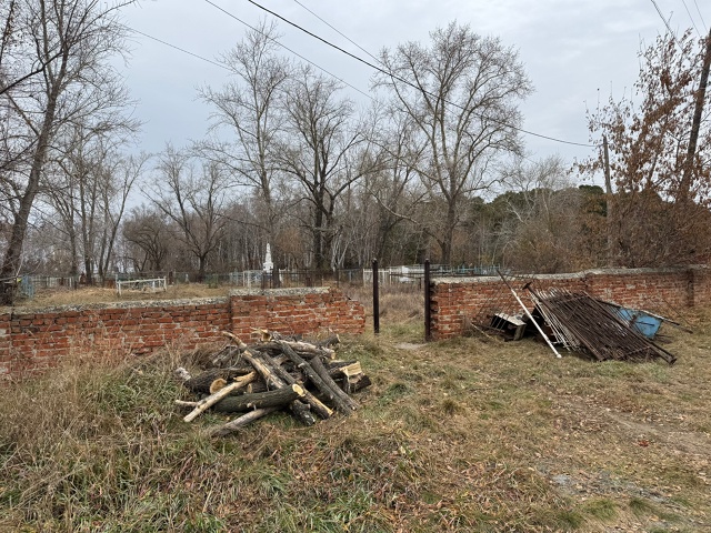 Немного начали расчистку старого кладбища в Южноураль...
