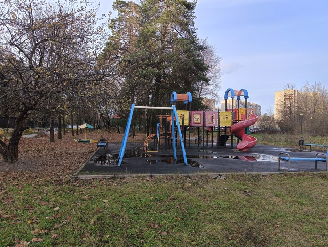 Чей велосипед валяется на площадке около Лесного буль?...