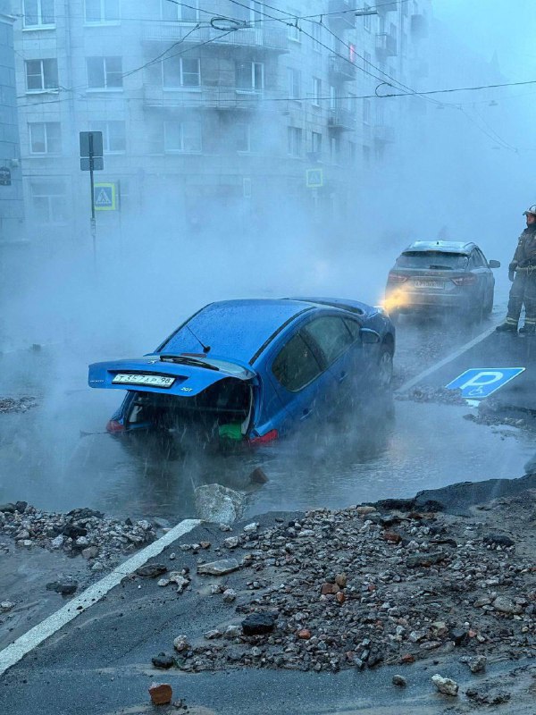 В Питер автомобиль ушёл под землю из-за прорыва трубы с горячей водой.
На перекрестке 5-й Советско