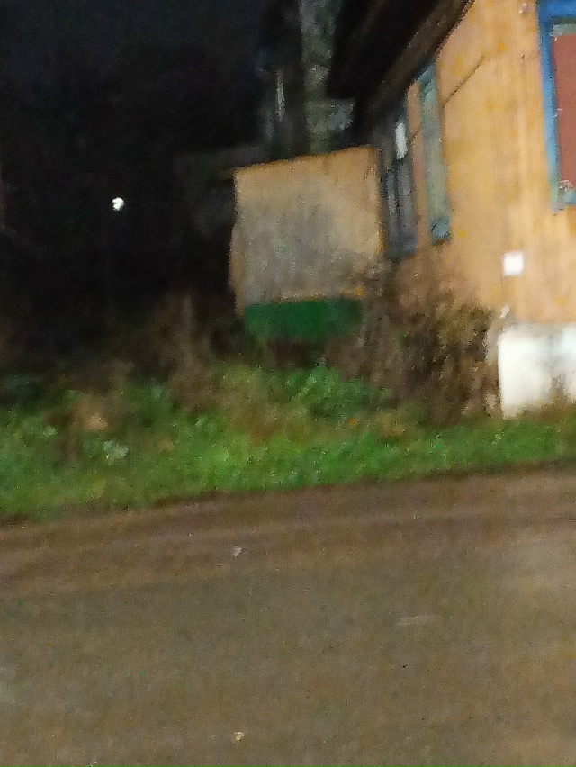 Этот дом заброшенный кстати, там никто не живёт уже. Кт?...