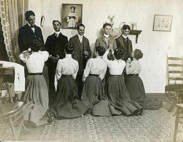 До начала 20-го века, на Рождество, в викторианской Англ?...