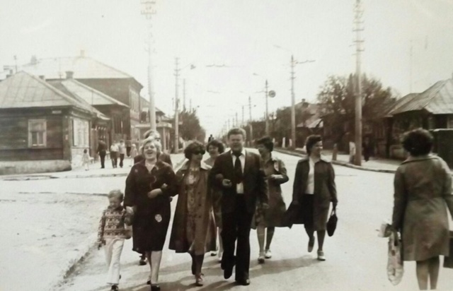 1) Улица Луначарского
1965
2) Перекресток улиц Луначарск?...
