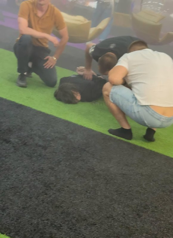 Зумер напал на ТЦ в Краснодаре с ножом и взрывчаткой — двое погибли
В краснодарском торговом центре