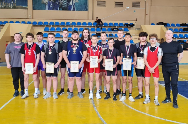 Блестяще выступили обучающиеся отделения пауэрлифтин...