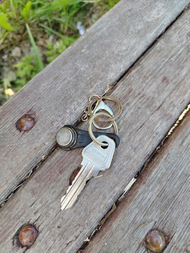 Кто ключи потерял? Лежат на скамейке возле фонтана, у Д?...