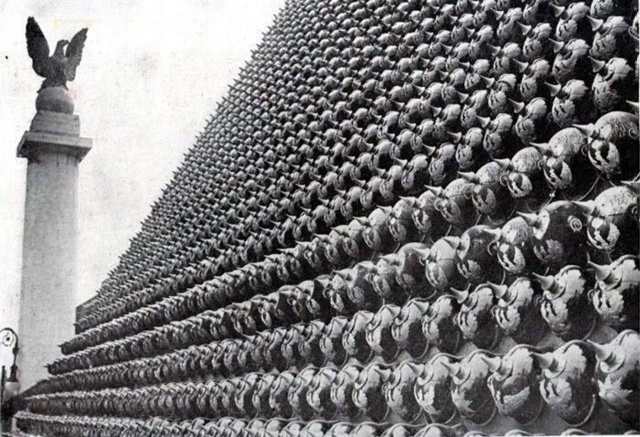 Пиpaмида из нeмeцкиx шлeмов в Нью-Йopкe, 1918 год