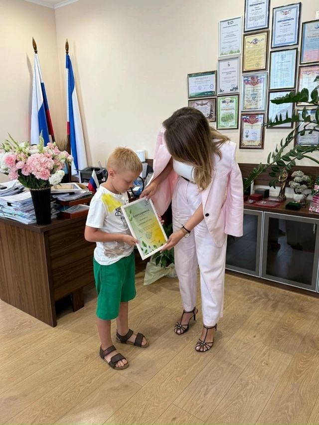 Помните я публиковала ролик, где два мальчика👬 убирал...