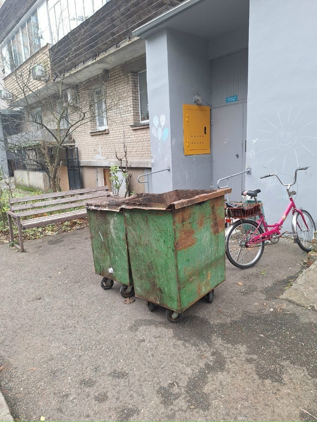 Как стояли грязные дырявые мусорные баки у домов, прям?...