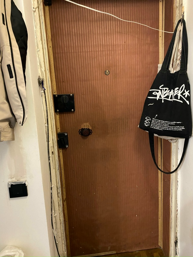 отдам металлическую дверь, самовывоз механический СРО...