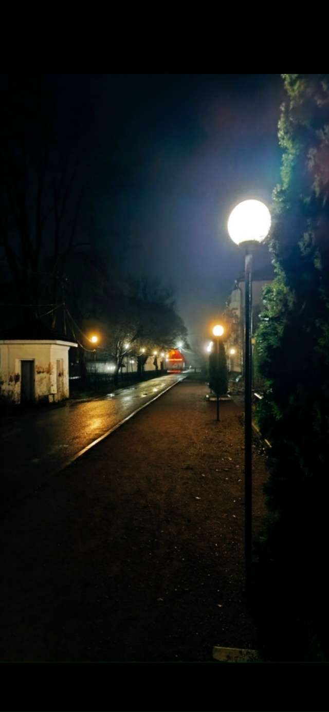 Угловка: Скромная красота Новгородских улиц
В стороне...