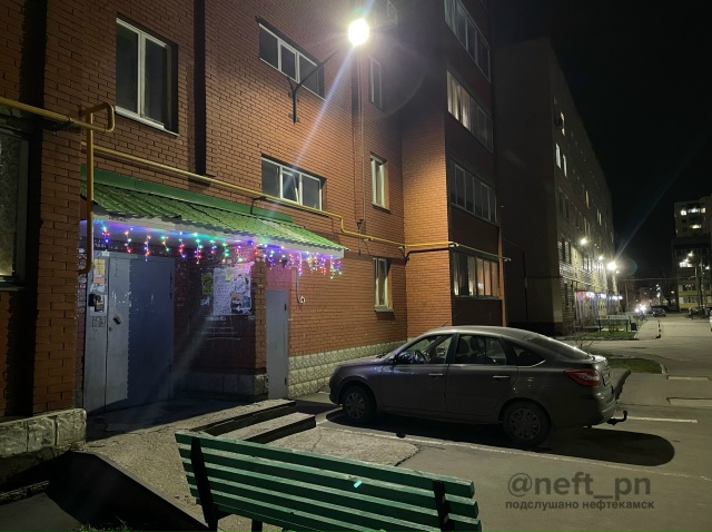 Ну вот зачем так рано вешать эти гирлянды во дворах? На?...