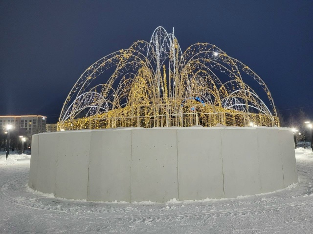 Начали устанавливать главную новогоднюю ель Усинска. ?...