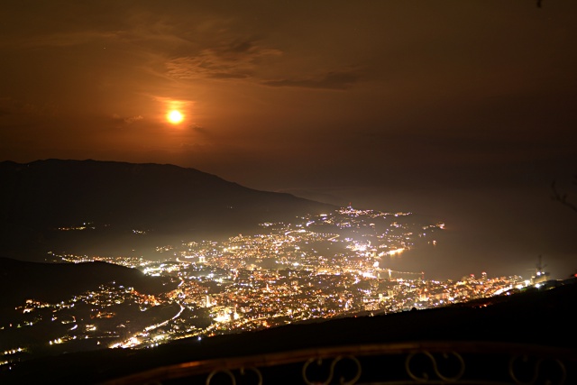 Серебряная беседка ночью и при восходе Луны над всем п?...