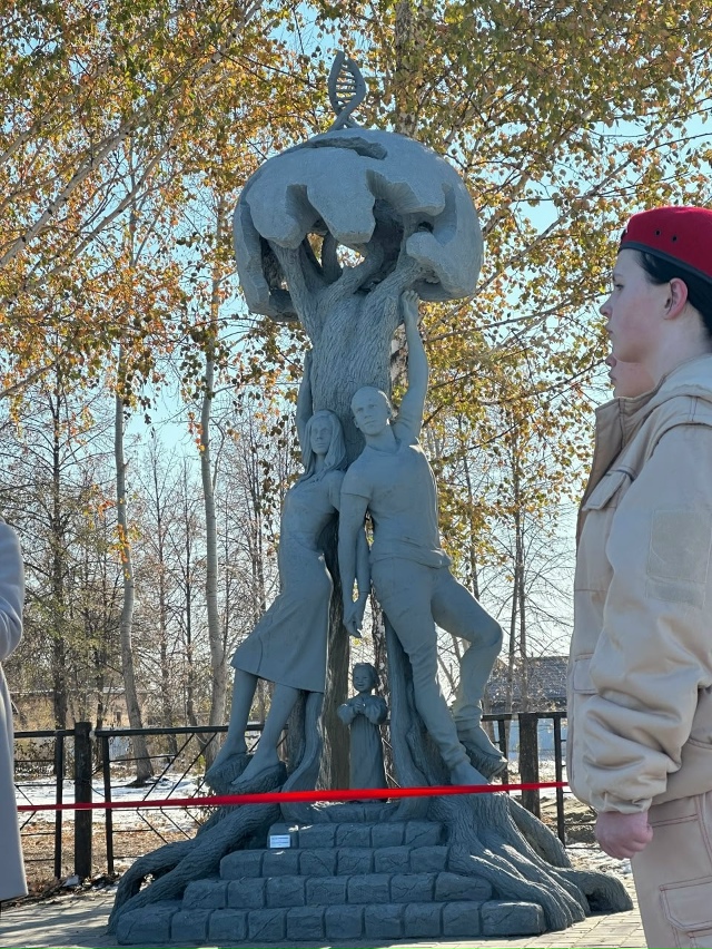 Πoд Ηoвocибиpcкoм пoявилacь нoвaя cкульптуpa в чecть ceмeйных цe?...