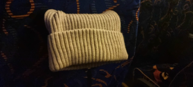 Найдена шапка, тоже в автобусе 22...