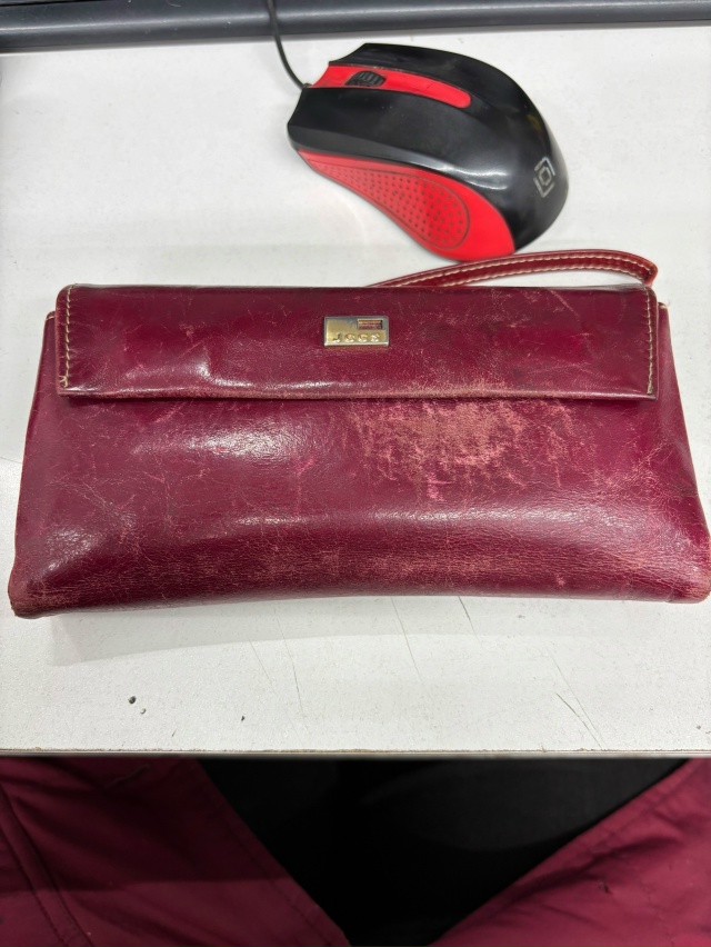 Оставили кошелек. В магазине Магнит на против ЦДТ. Обра...