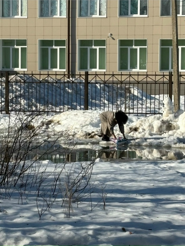 Сколько лет уже просим засыпать эту огромную яму, а тол...