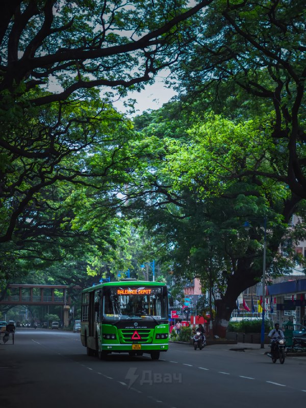 Коротко о том, почему вокруг так мало нормальных дорог: ещё в 1976 году два брата из Индии построили