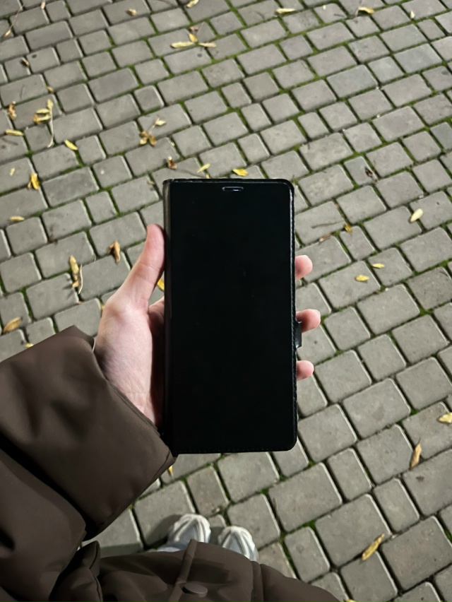 Нашли телефон на лавочке около ивушки (фонтан)
Кто пот?...