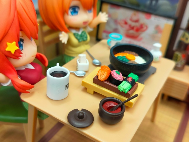 — Поторопись! У нас щас котлетки
— С макарошками?
—??...