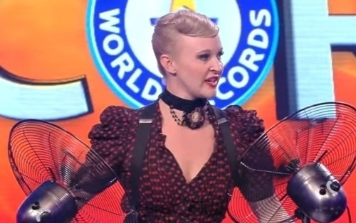 Циркачка Зоя Лямур (Австралия), ради мирового рекорда, ?...