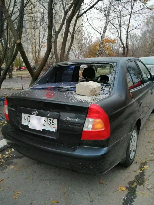 На Шишкова, 95А рушится фасад здания.