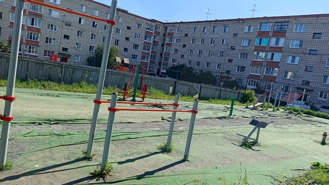 Двор по ул.Ленина, 117, ул.Свердлова, 114 превратился в мес?...