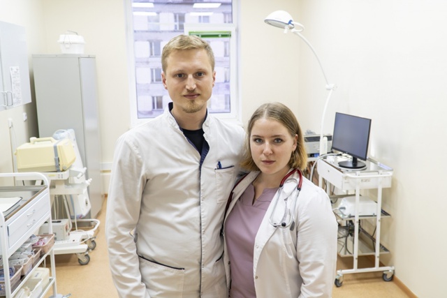 Молодая семья врачей устроилась на работу в Ненецкую о...