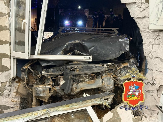 Автомобилист влетел в частный дом в Волоколамске, мест...
