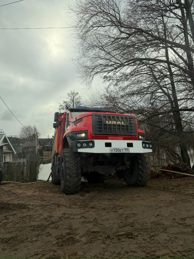 Топит светлушку, переливают воду через дамбу