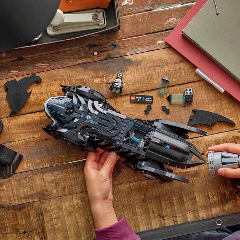 Новая порция игрушек для 35-летних мальчиков 🤔
LEGO показала сразу 5 Бэтмобмилей разных эпох. Самый