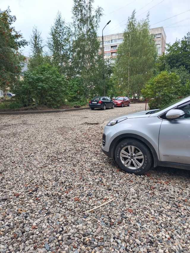 Во дворе дома Ленинградский пр 63 , кор 4 подготавливают ...