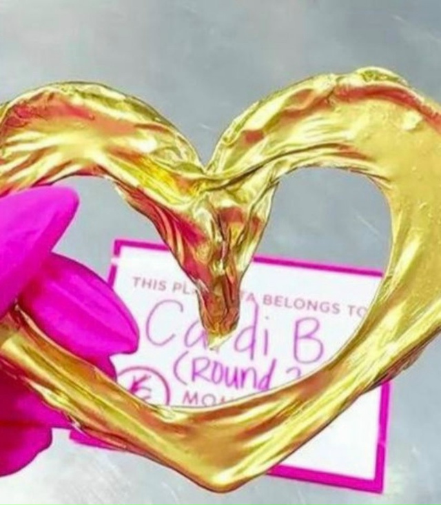 Карди Би превратила пуповину новорождённого ребёнка в...