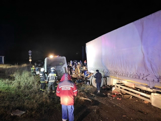 В жуткой аварии с автобусом, который ехал из Перми в Ку?...