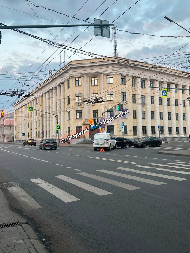 Вот такое ДТП у Серого дома.