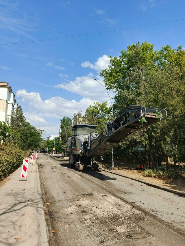 Специалисты приступили к ремонту дорожного покрытия п...