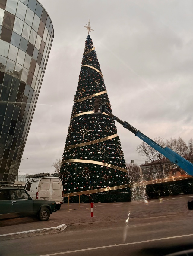 На МегаГрине в Курске установили елку
Почему бы в Кур?...