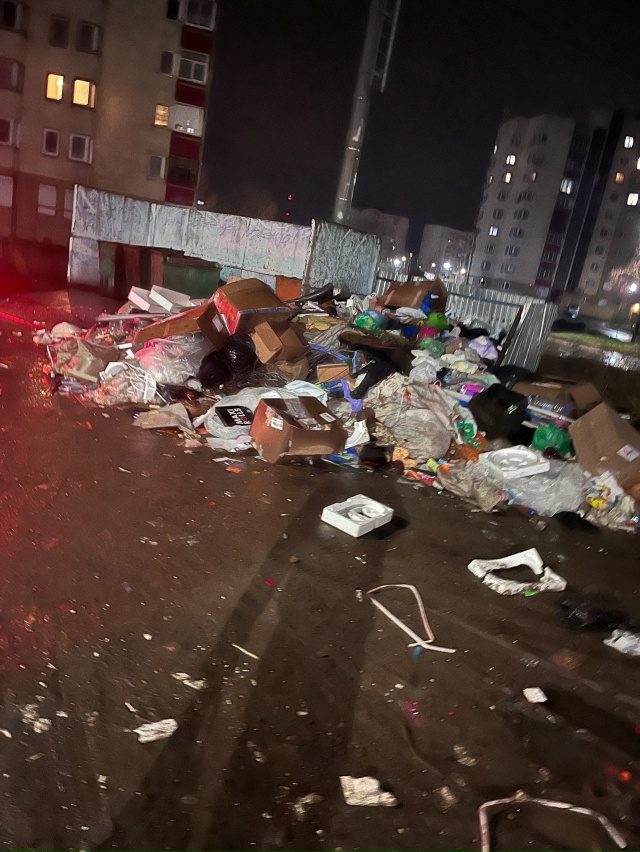 Азина 9, коммунальная машина уже ни может подъехать. Оп?...