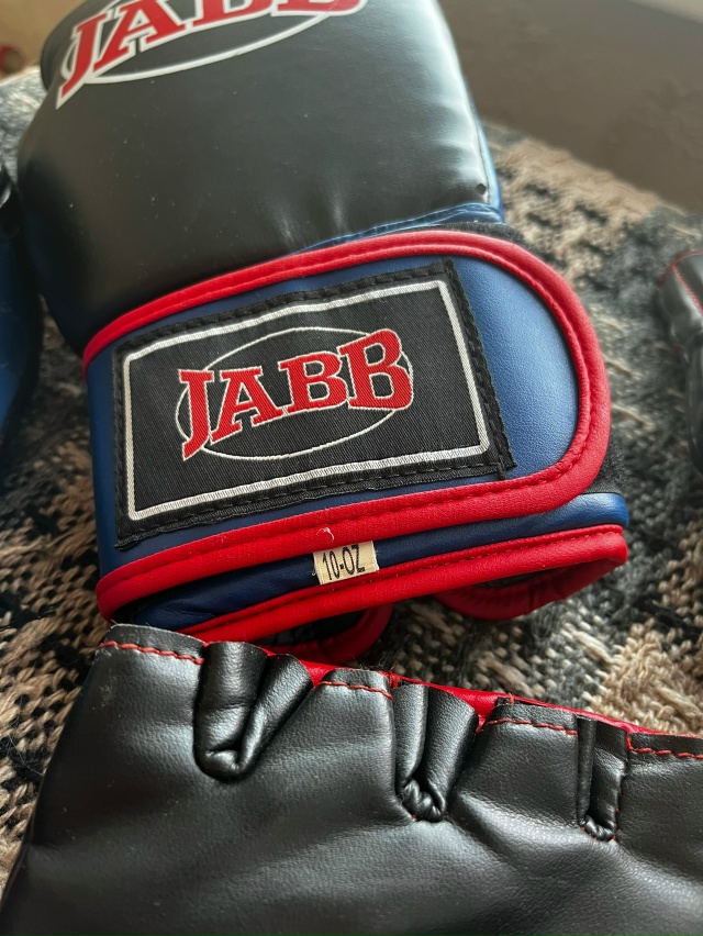 Продам боксерские принадлежности
Шлем L
Перчатки закр?...