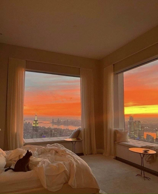 Потрясающий закат в квартире Нью-Йорка