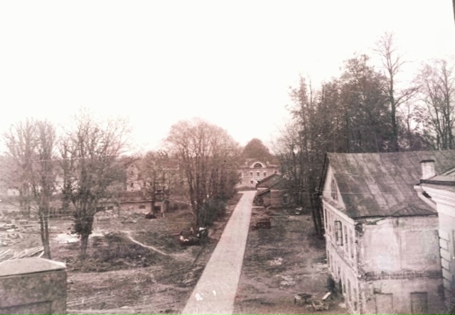 1935 год. Усадьба Суханово. Двор перед главным домом.
Ав?...