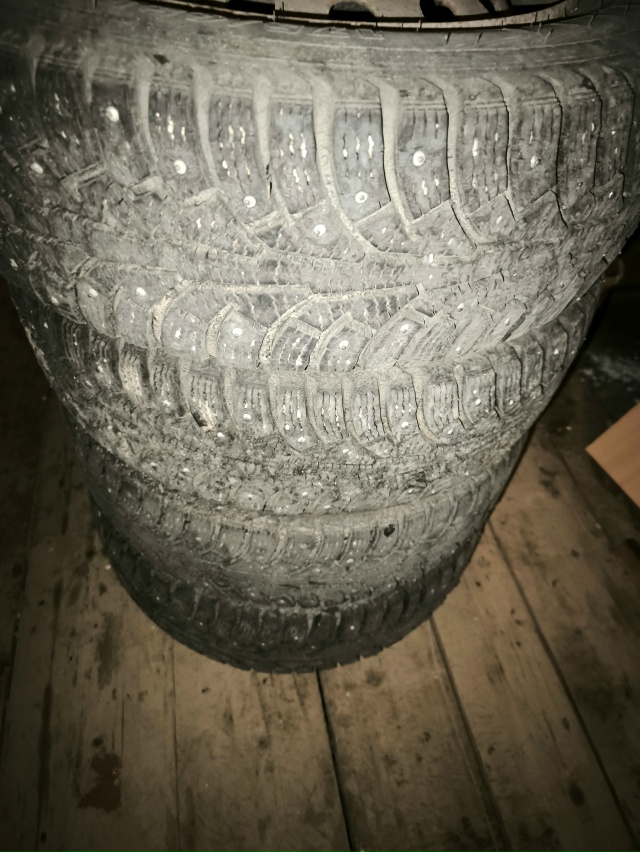 Продам 14-ю резину с дисками. Стояла на ланосе. 89228091811