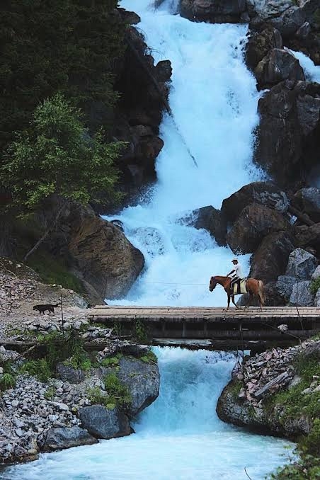 🌍 Высоко в горах, среди сосен и скал, шумит водопад Кар...